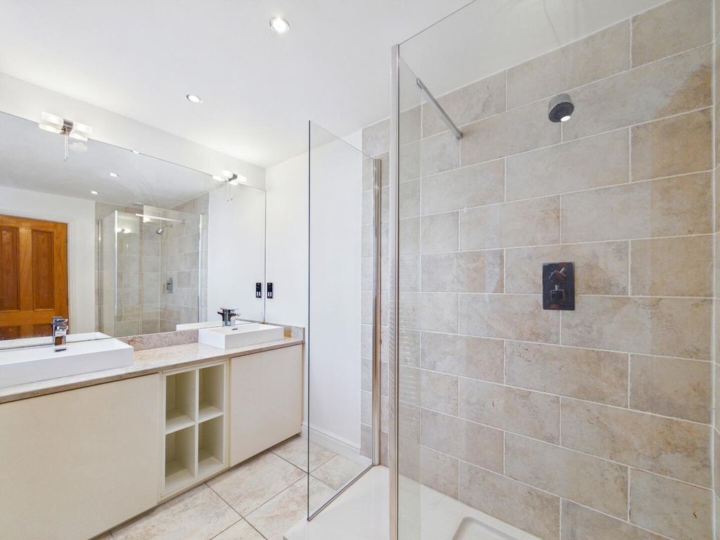 Property photo 3 of 24 Bathroom