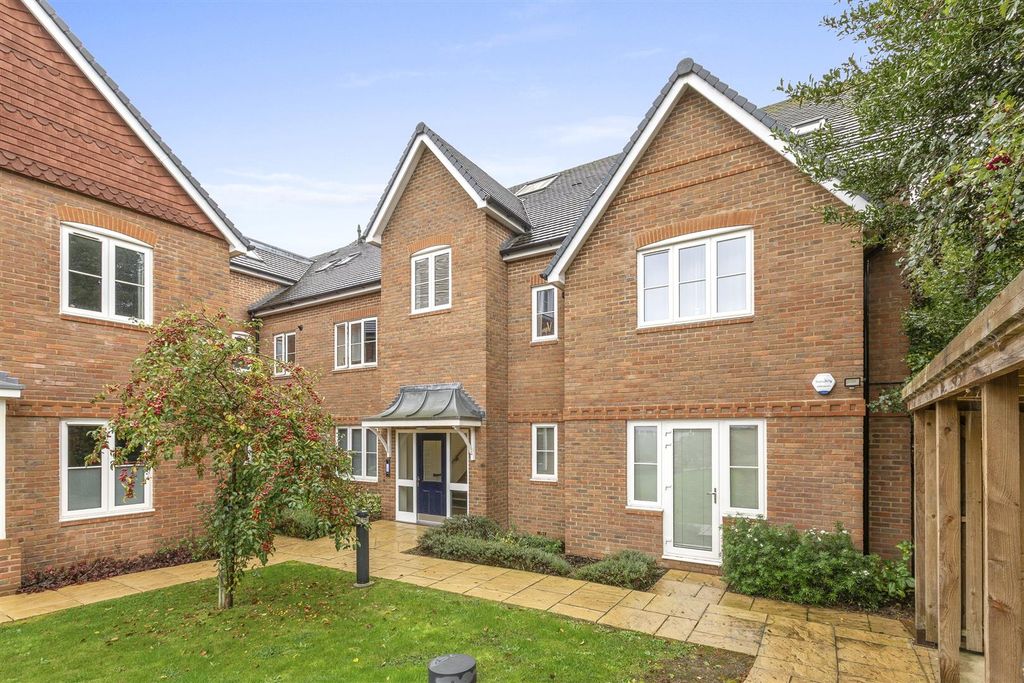 Property photo 2 of 9 14 Queens Court, Amersham Road, Hp15 7Hn-11.Jpg