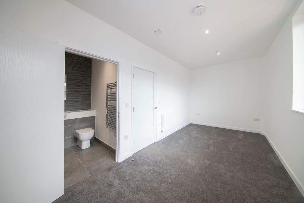 Property photo 2 of 8 Bedroom