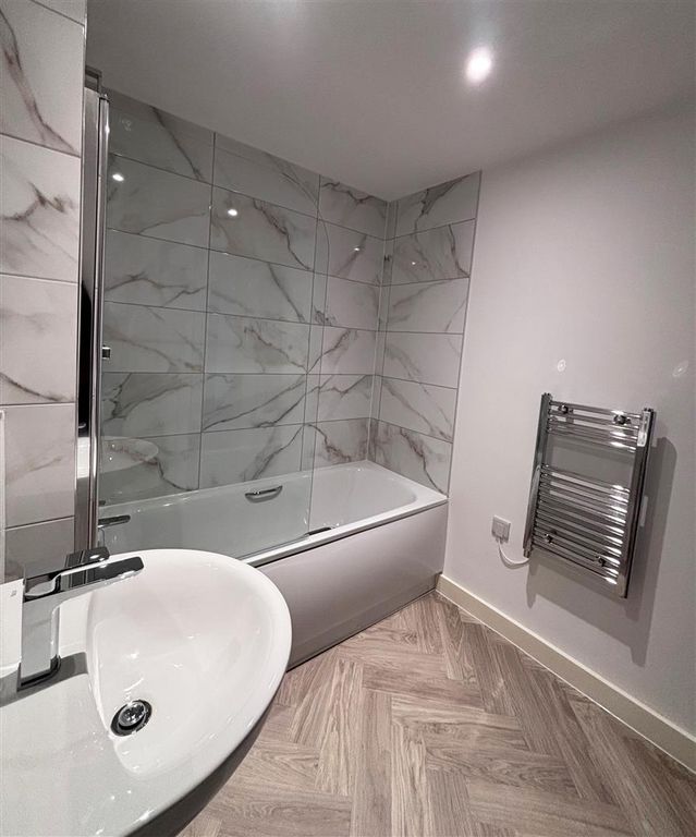 Property photo 2 of 9 515_Willow_Court_Bathroom_2.Png