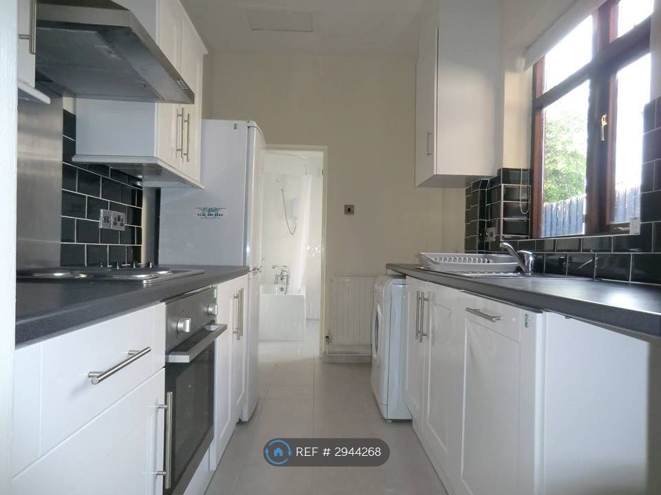 Property photo 2 of 8 Kitchen