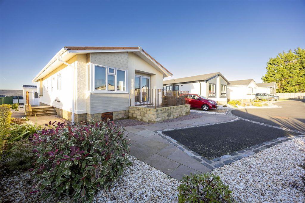 Property photo 1 of 19 8_Maple_Crescent_Red_Deer_Village_002.Jpg