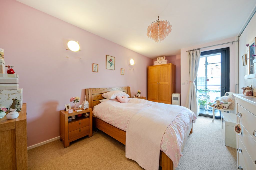 Property photo 2 of 20 Bedroom