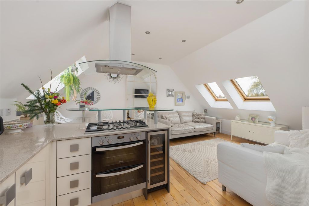 Property photo 2 of 16 Wheatley Road, Whitstable