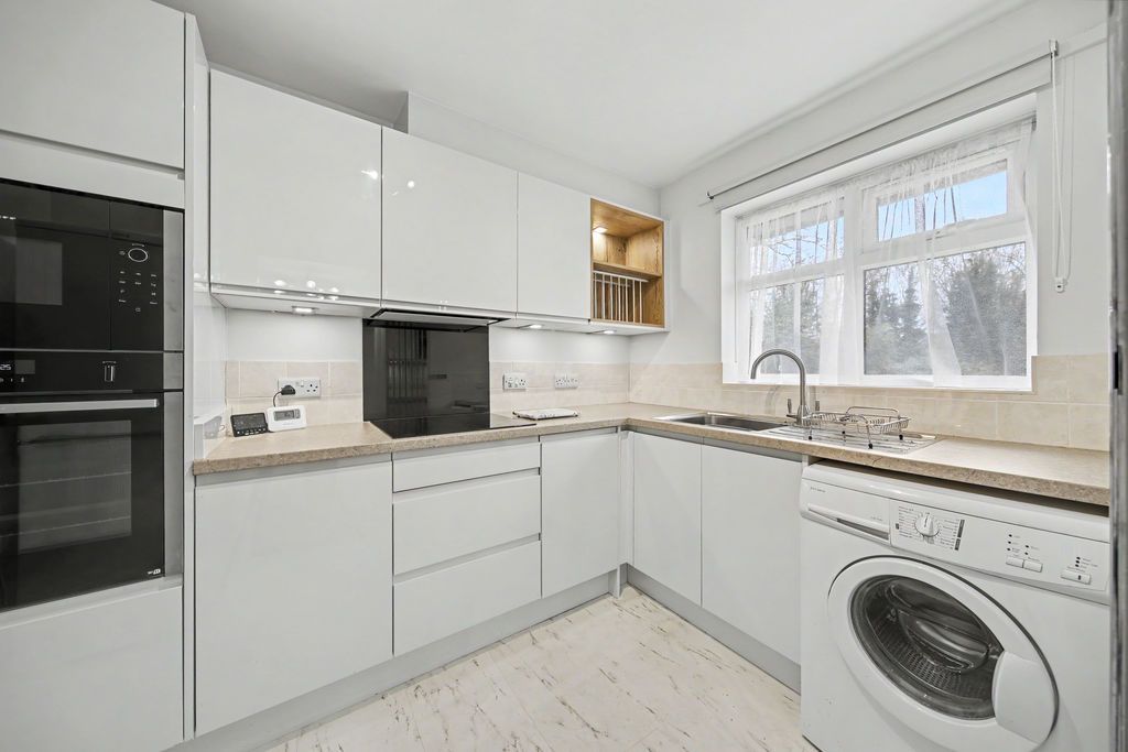 Property photo 3 of 19 Kitchen