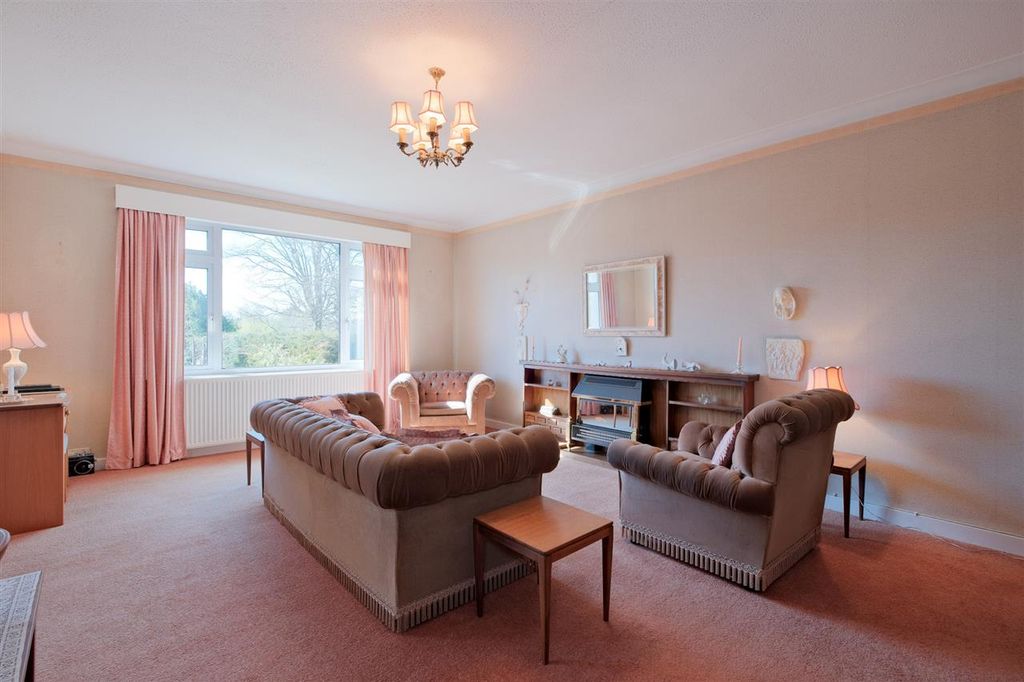 Property photo 2 of 24 Lounge