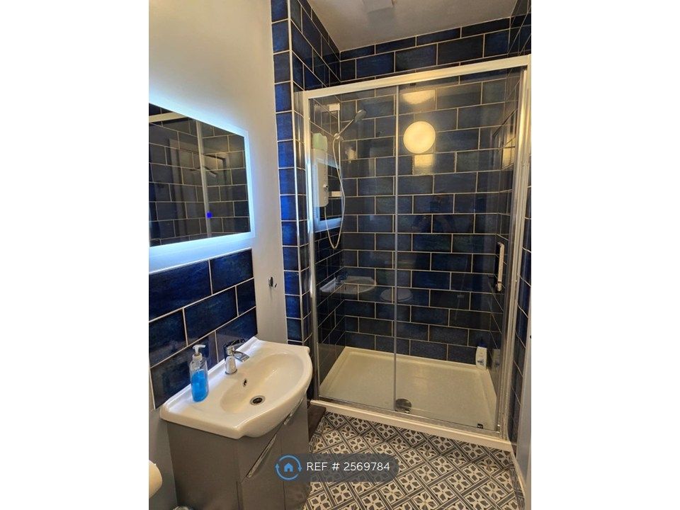 Property photo 3 of 15 En-Suite Bathroom