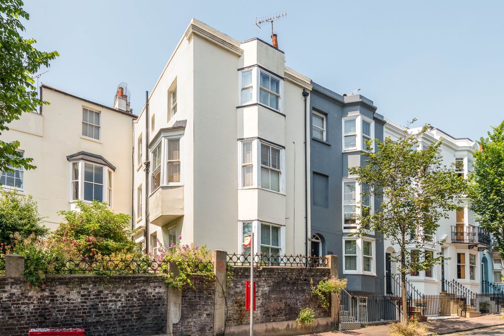 Property photo 2 of 18