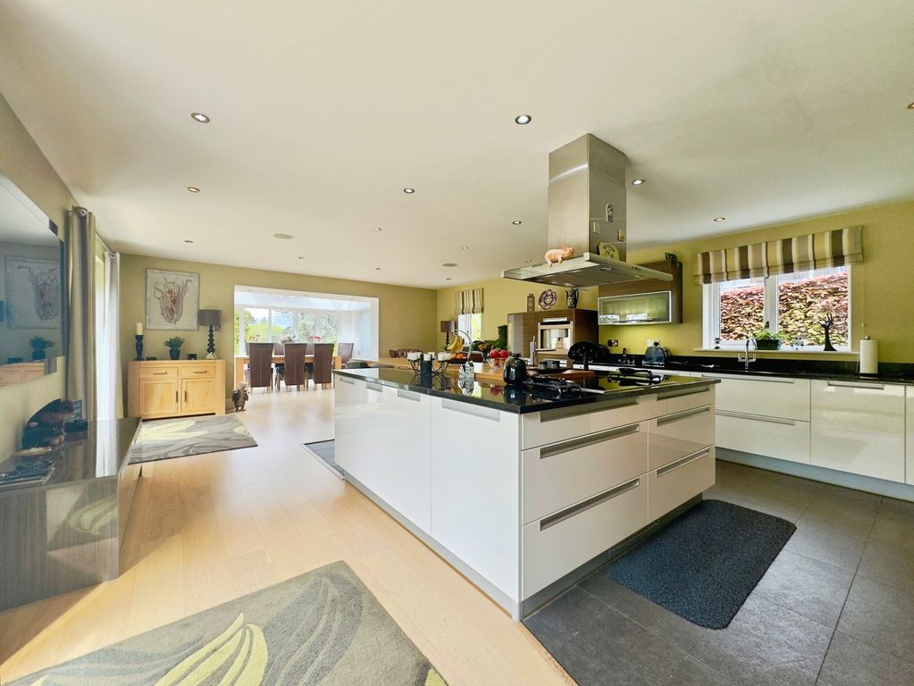 Property photo 3 of 77