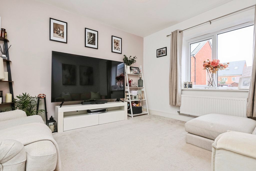 Property photo 2 of 19 Peartreedrivebroomhallworcesterwr52Ss-25