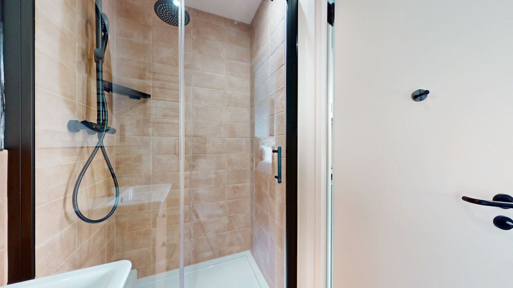 Property photo 3 of 21 Bathroom