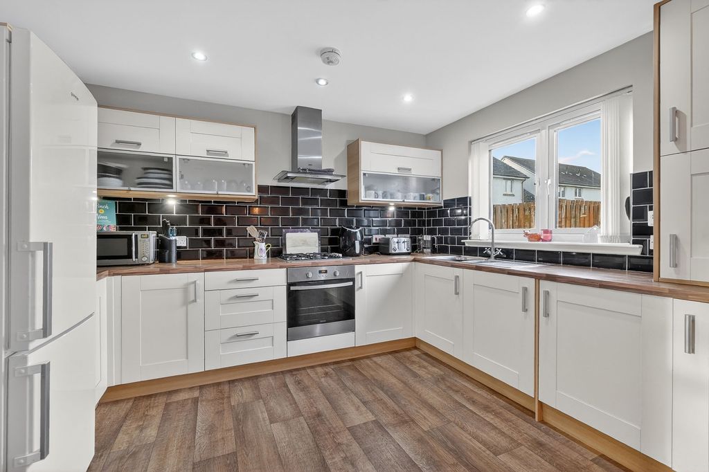 Property photo 3 of 27