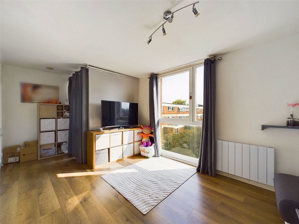 Property photo 2 of 8 Picture No. 12