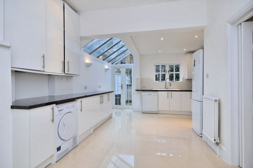 Property photo 3 of 9 Kitchen