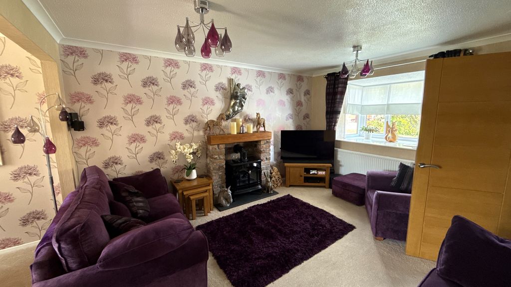 Property photo 3 of 20 Lounge (View 2)