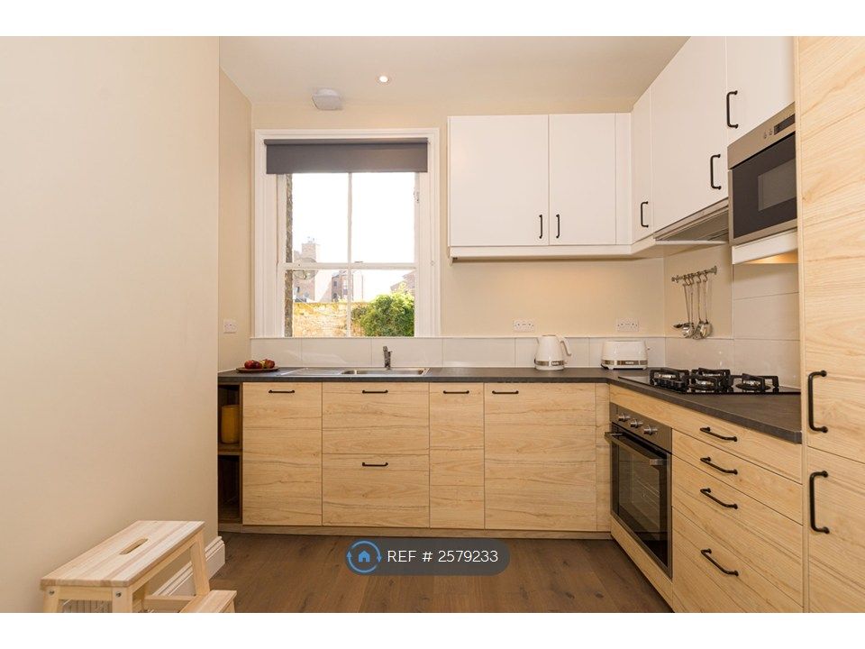 Property photo 3 of 11 Kitchen