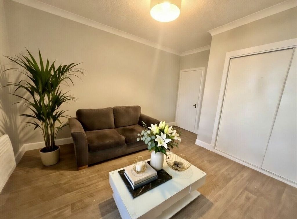 Property photo 2 of 5 15 Living (i)