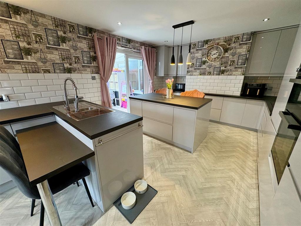 Property photo 3 of 23