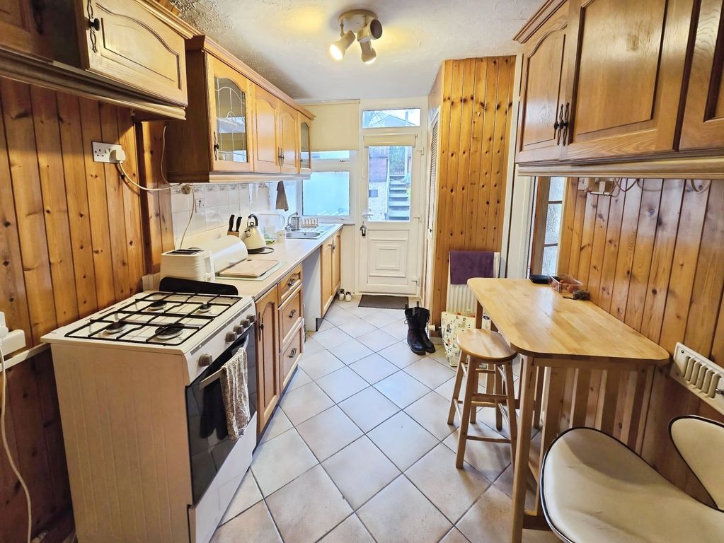 Property photo 3 of 10 Kitchen