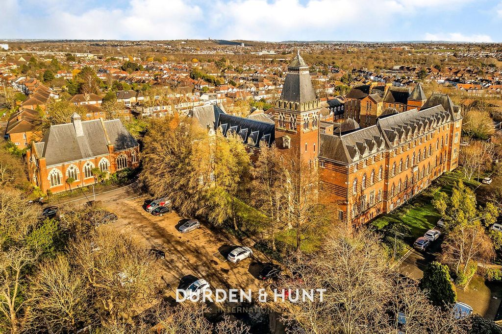 Property photo 1 of 38 Clock.1.Jpg