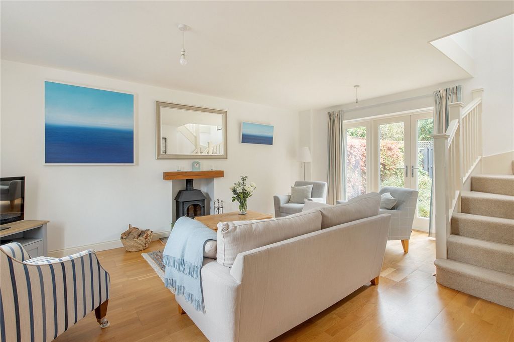 Property photo 2 of 11 Living Room