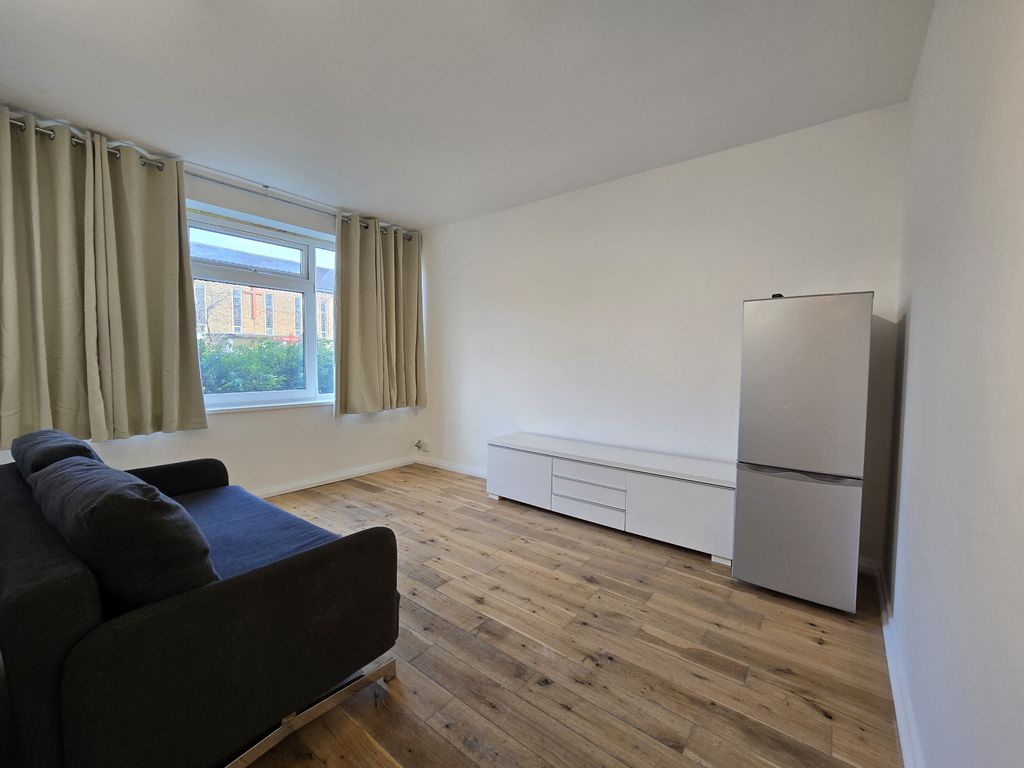 Property photo 1 of 5 A Well Presented One Double Bedroom Ground Floor Flat Located Between Stockwell And Clapham North Stations Offering Easy Access Into The City.