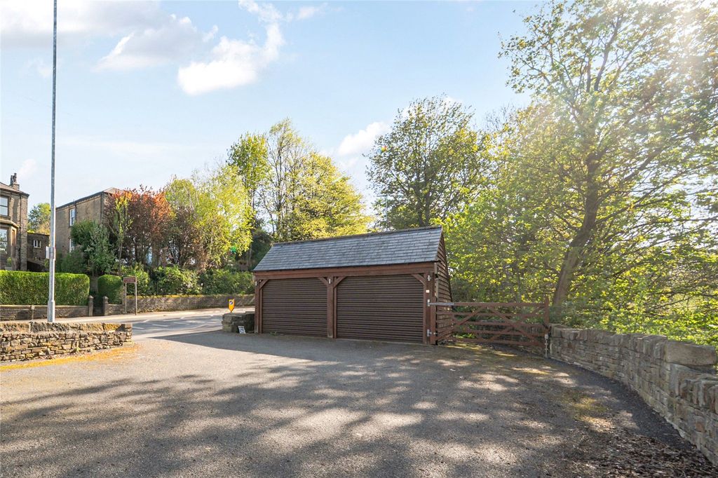 Property photo 3 of 22 Garages
