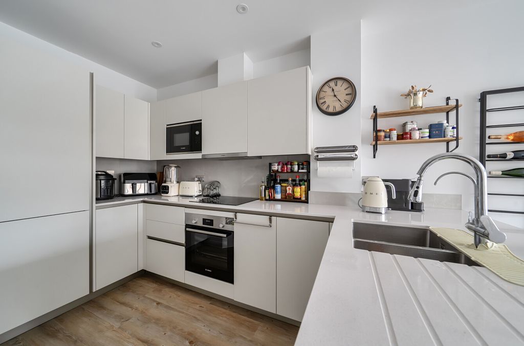 Property photo 2 of 18 1371935-18-68F76F...