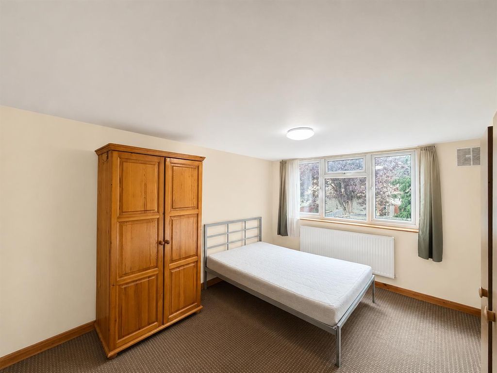 Property photo 2 of 5 Bedroom