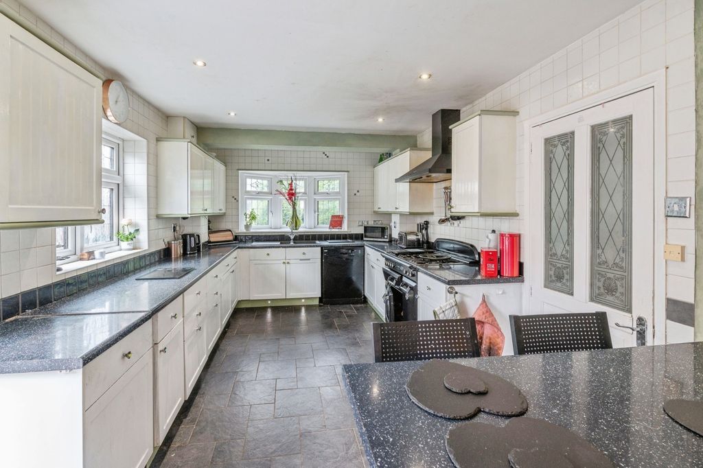 Property photo 1 of 18 Kitchen
