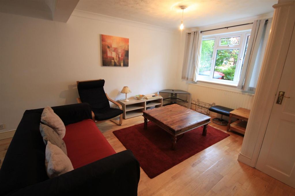 Property photo 2 of 11 Lounge