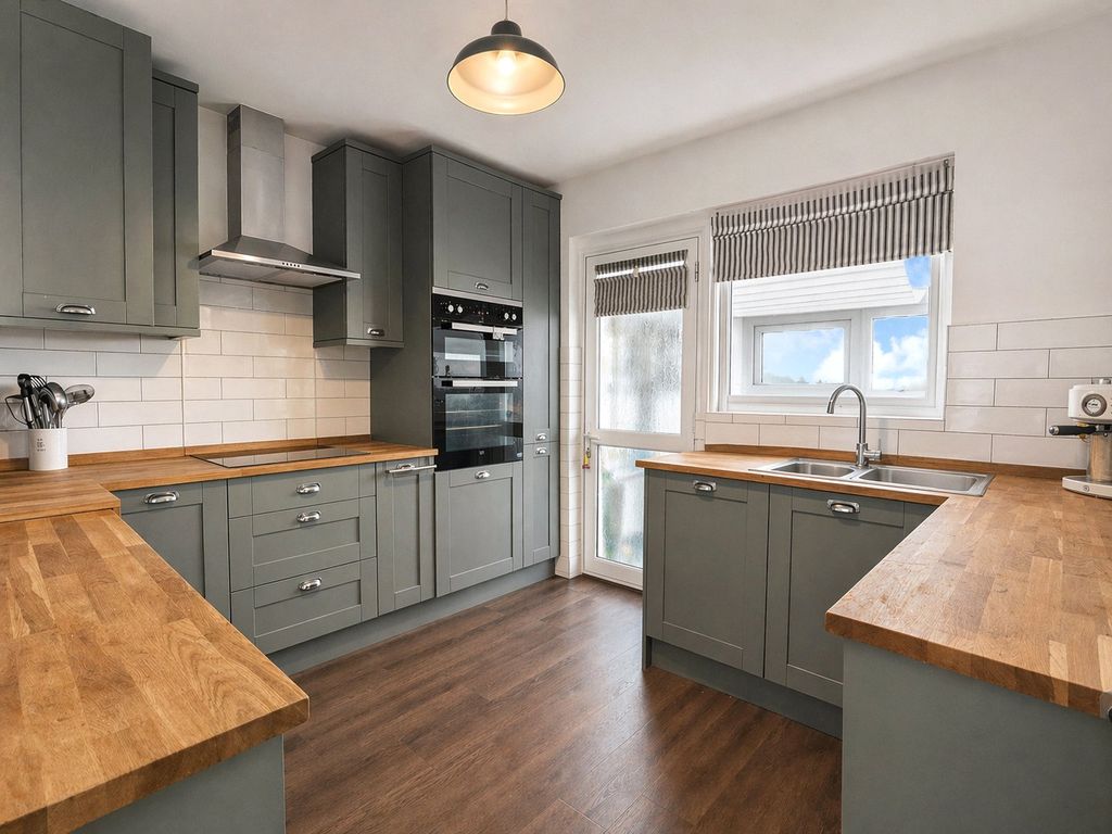 Property photo 2 of 10 Kitchen