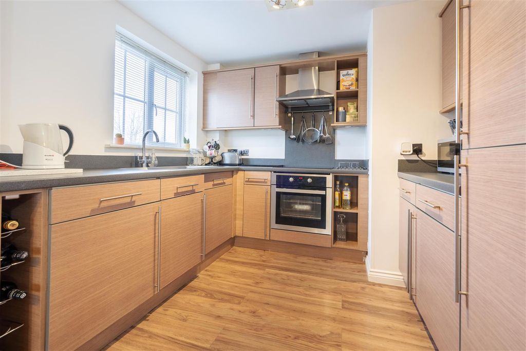 Property photo 3 of 6 Kitchen