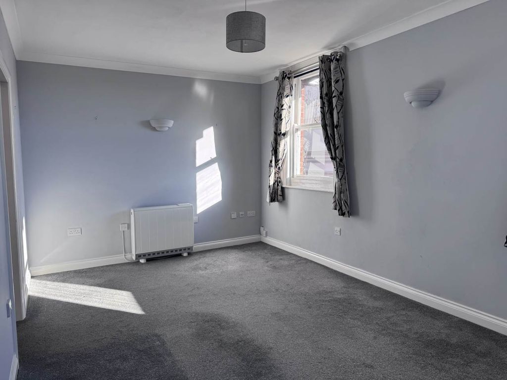 Property photo 3 of 8 Lounge