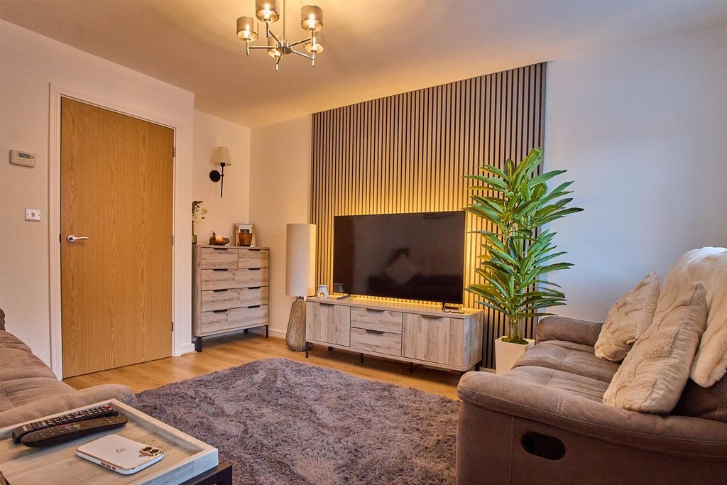 Property photo 2 of 12 Lounge