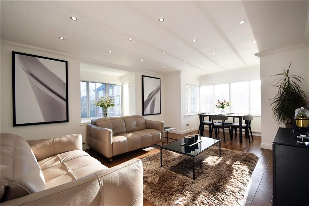 Property photo 2 of 10 Living/ Dining Room