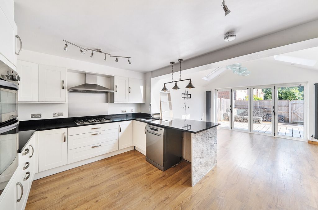 Property photo 2 of 12 1331935-30-6883d0...