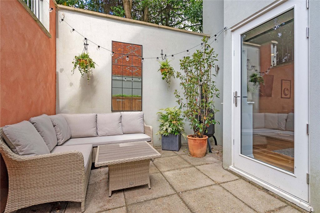 Property photo 2 of 14 Courtyard
