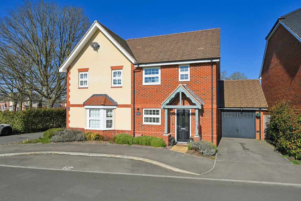 Property photo 1 of 11 2 Gale Close (2)