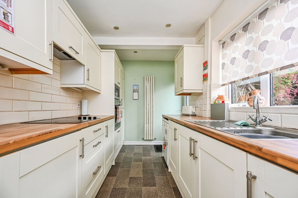 Property photo 2 of 8 Kitchen