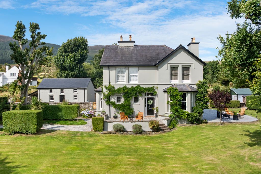 Property photo 1 of 53 Uplands