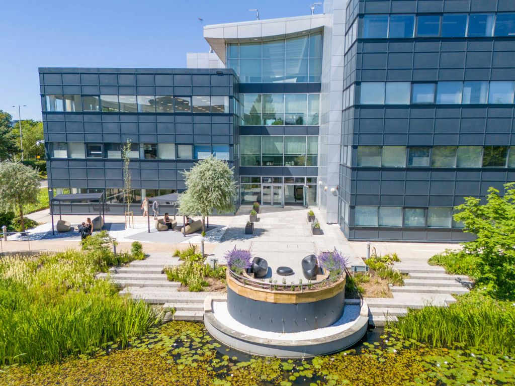 Property photo 3 of 37 200 Berkshire Place X Solent Sky Services18.Jpg