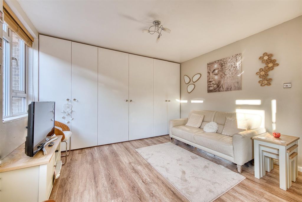 Property photo 3 of 9 Reception