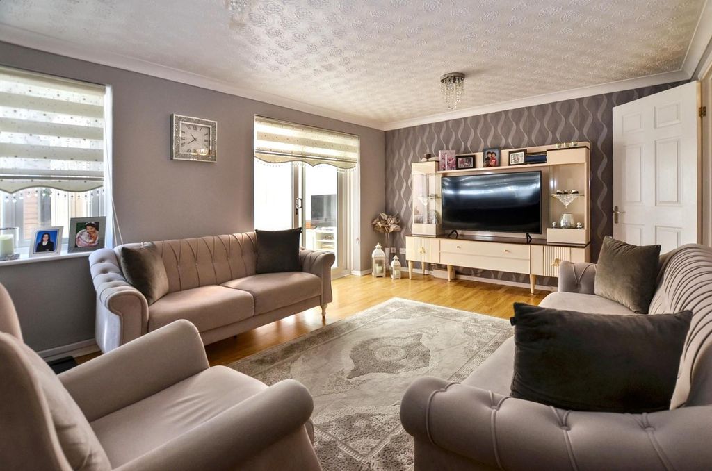 Property photo 2 of 15 Lounge