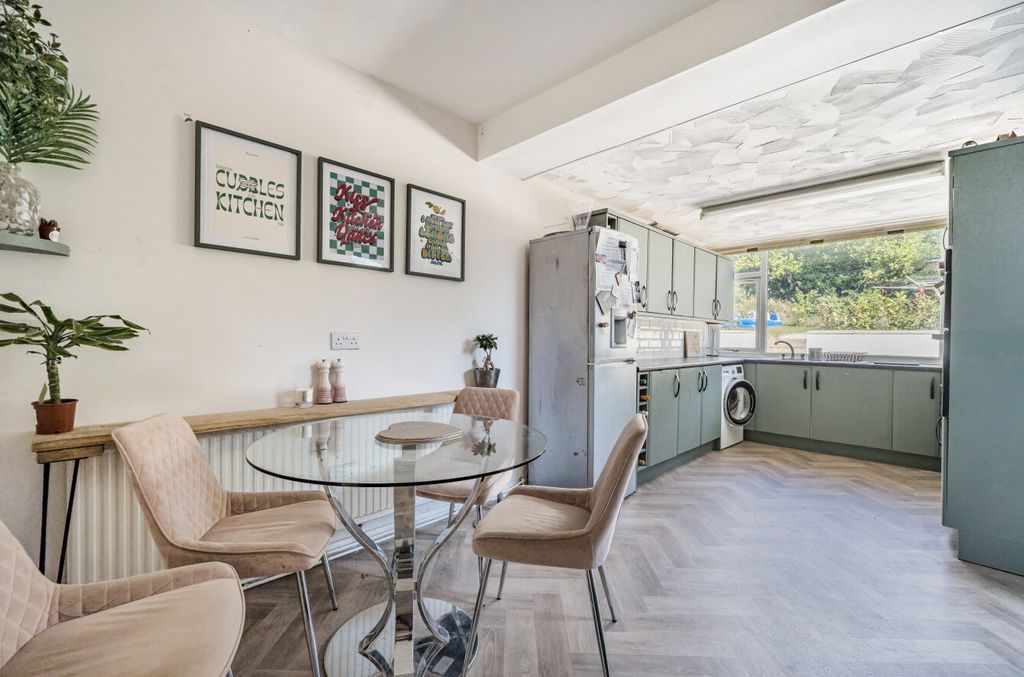 Property photo 3 of 16 1336884-8-68A880c...