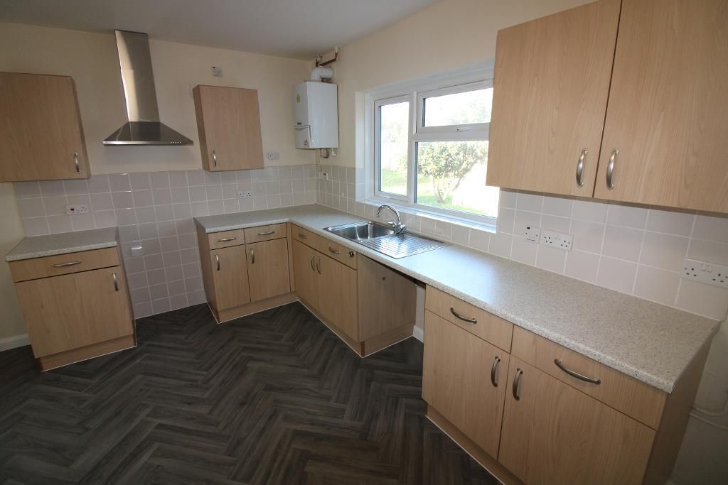 Property photo 3 of 8 Kitchen