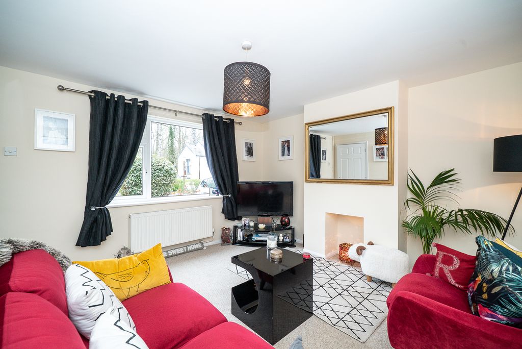 Property photo 2 of 12 17-Manscroft-Road-1007