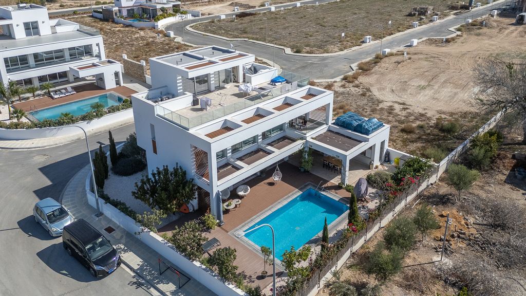 Property photo 1 of 54