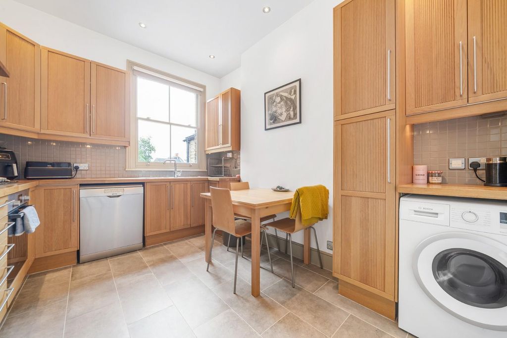 Property photo 3 of 10 Kitchen.Jpg