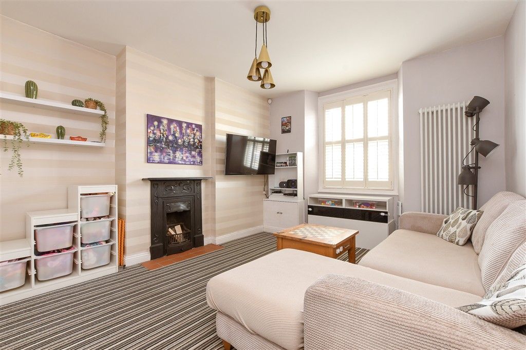 Property photo 3 of 18 Lounge